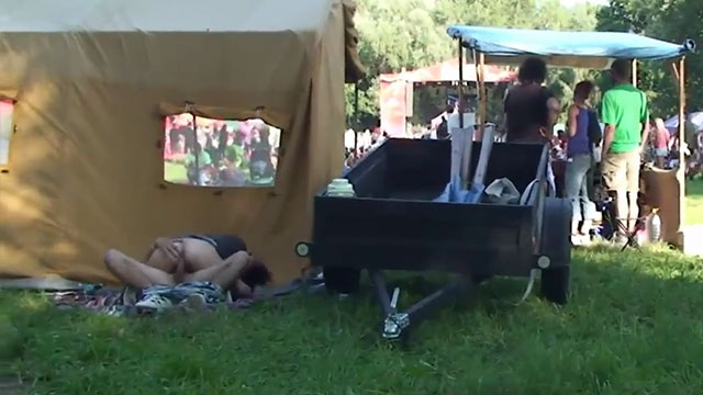 Voyeur filme un couple qui baise en plein air