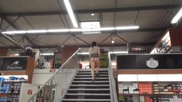 Salope exhibitionniste expose son gros cul dans un super marché
